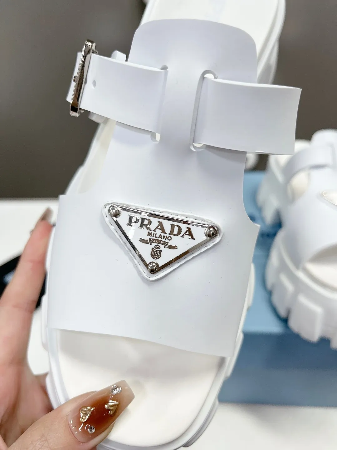 👟👟Ex-factory price 460👟👟 Super popular prada 2023 latest spring and summer zigzag Roman braid ultra-light thick-soled rubber sandals E64. Retro, fashionable and avant-garde gears with 55mm thick soles and rubber uppers make the whole pair of shoes light and comfortable. Bright colors provide a variety of choices for fashionable people with different styles! The iconic metal triangle logo is paired with the shape of ancient beach sandals. Every design element is fashionable! Code number 35-40